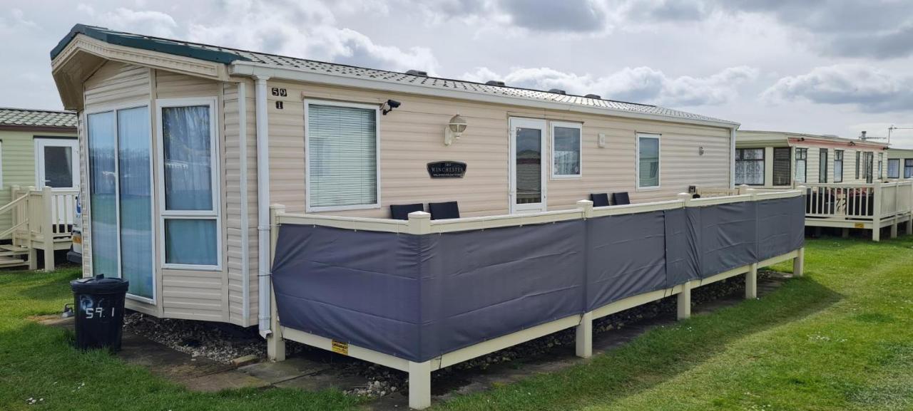 Lovely Caravan With Decking At Coral Beach Park In Lincolnshire Ref 77001c *