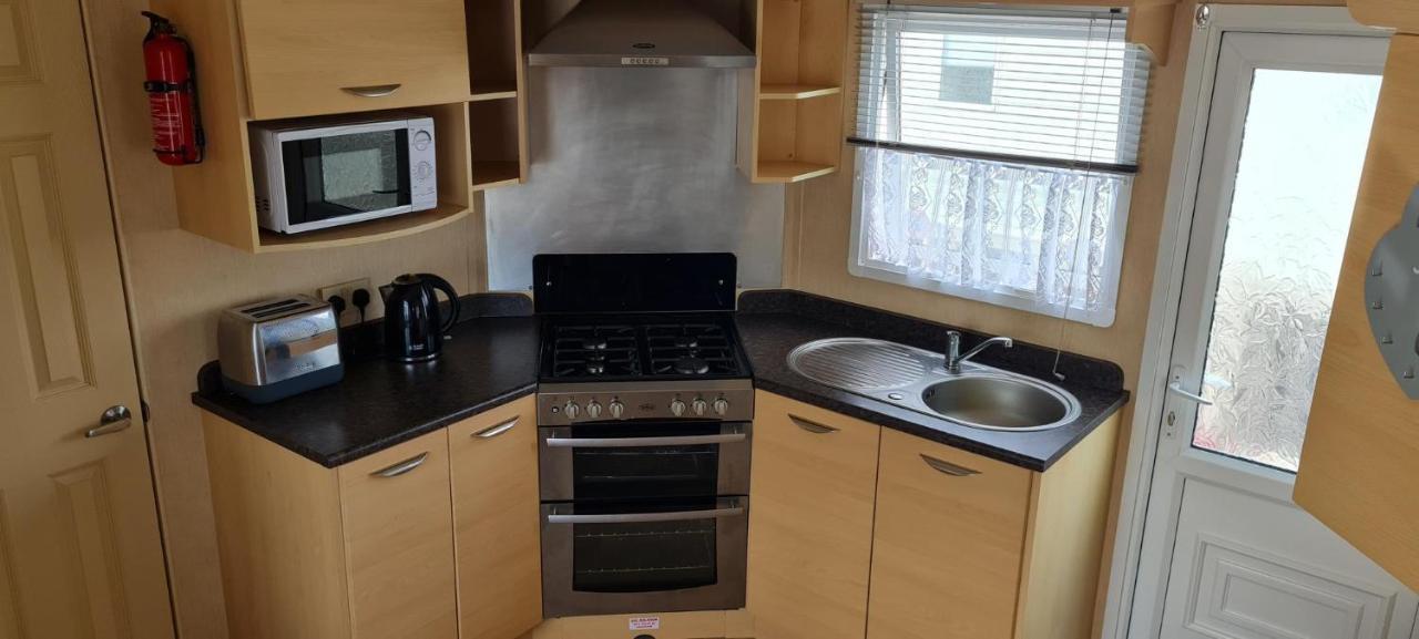 Lovely Caravan With Decking At Coral Beach Park In Lincolnshire Ref 77001c *