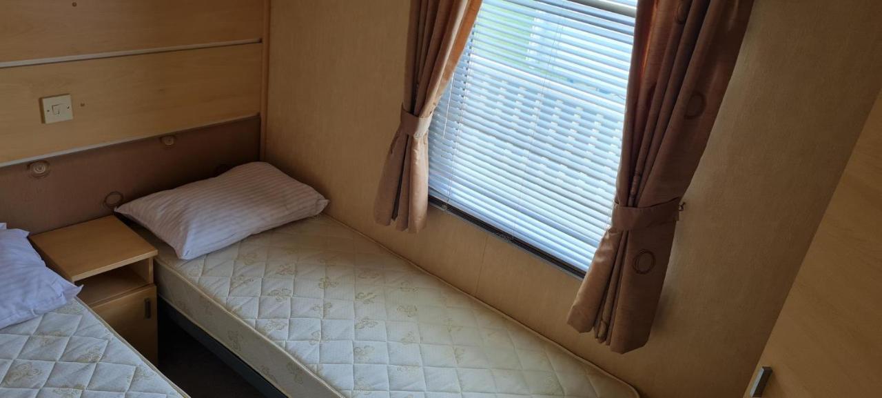 Lovely Caravan With Decking At Coral Beach Park In Lincolnshire Ref 77001c Campsite *