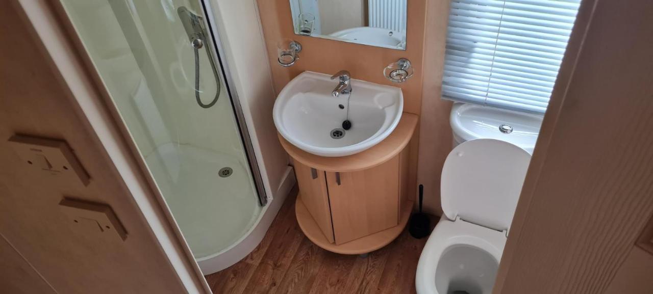 Lovely Caravan With Decking At Coral Beach Park In Lincolnshire Ref 77001c Ingoldmells