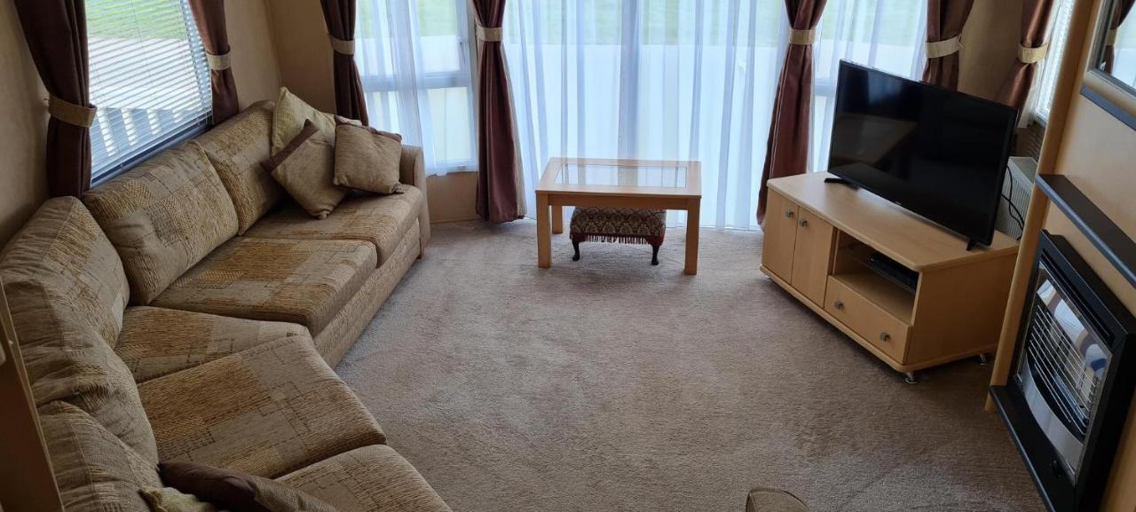 Lovely Caravan With Decking At Coral Beach Park In Lincolnshire Ref 77001c *