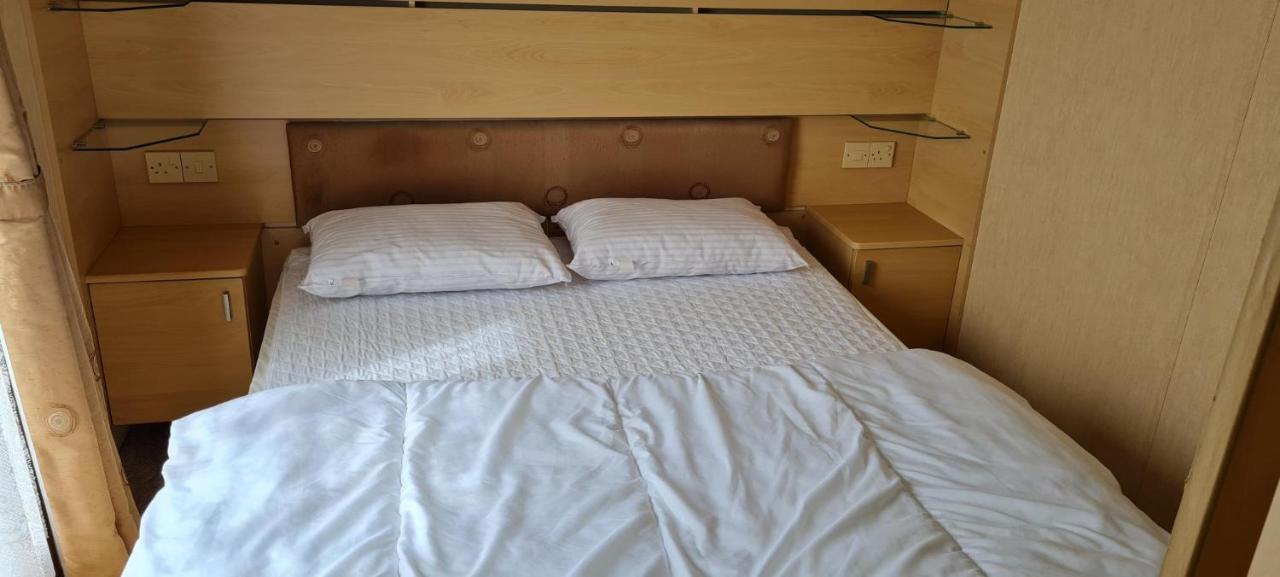 Lovely Caravan With Decking At Coral Beach Park In Lincolnshire Ref 77001c Campsite Ingoldmells