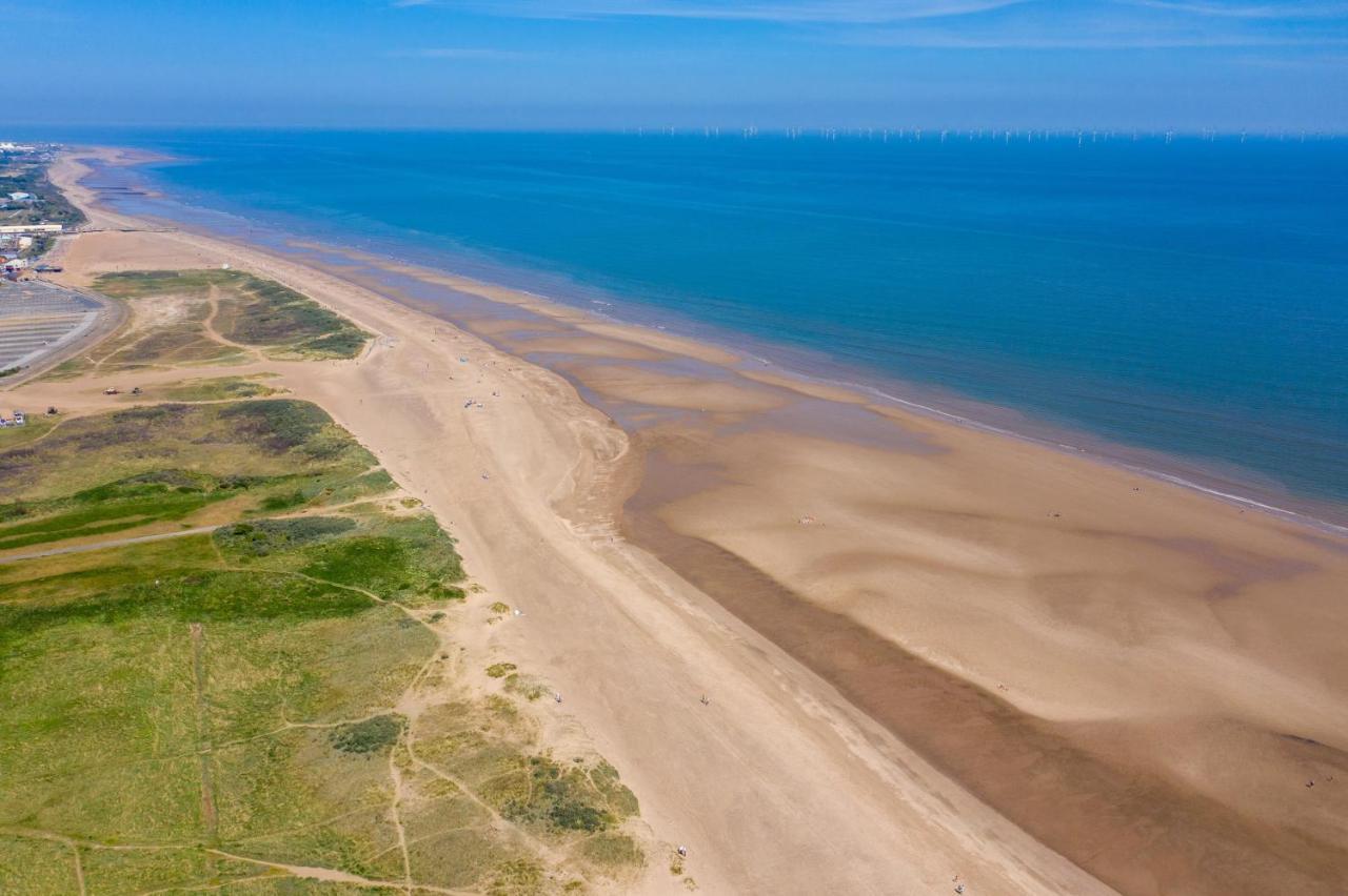 Lovely Caravan With Decking At Coral Beach Park In Lincolnshire Ref 77001c Campsite *