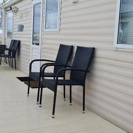 Lovely Caravan With Decking At Coral Beach Park In Lincolnshire Ref 77001C Hotel Ingoldmells Exterior photo