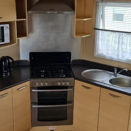 Lovely Caravan With Decking At Coral Beach Park In Lincolnshire Ref 77001C Hotel Ingoldmells Exterior photo