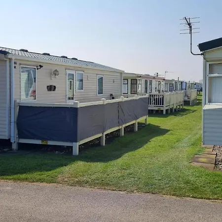 Lovely Caravan With Decking At Coral Beach Park In Lincolnshire Ref 77001C Hotel Ingoldmells Exterior photo