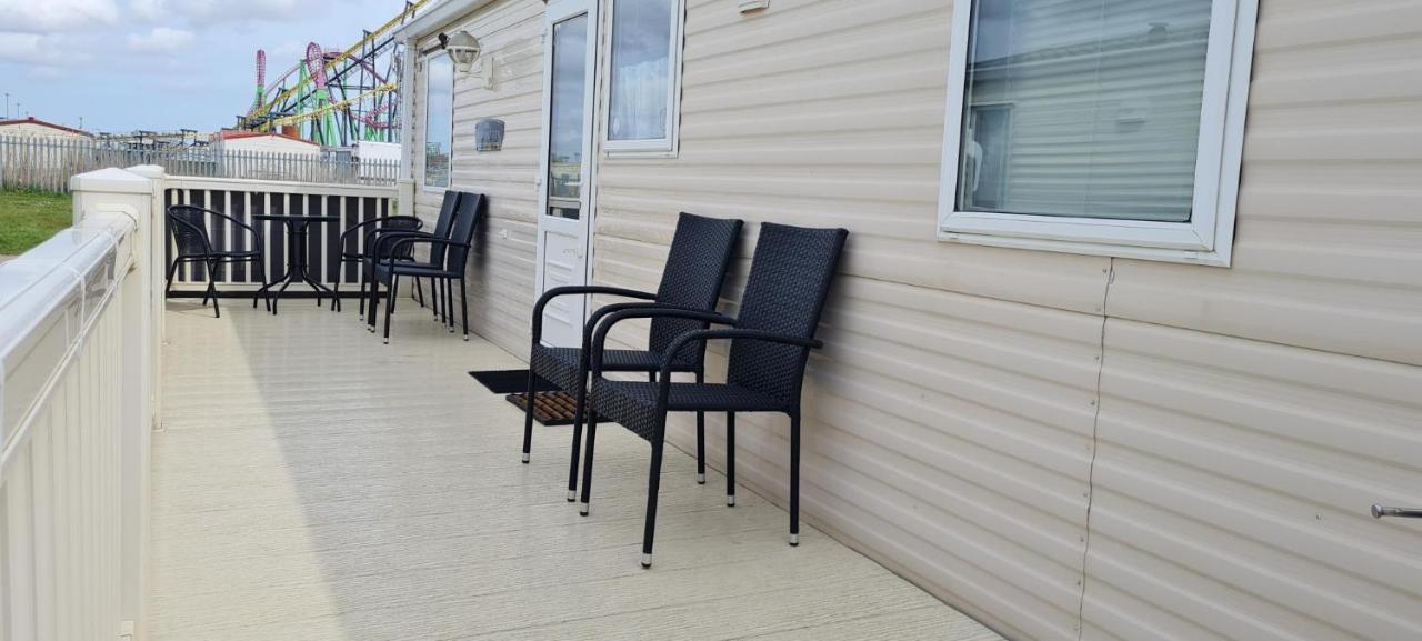 Lovely Caravan With Decking At Coral Beach Park In Lincolnshire Ref 77001c Camping